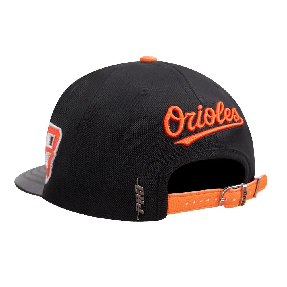 MLB BALTIMORE ORIOLES OLD ENGLISH UNISEX 6 PANEL LEATHER STRAPBACK (BLACK)