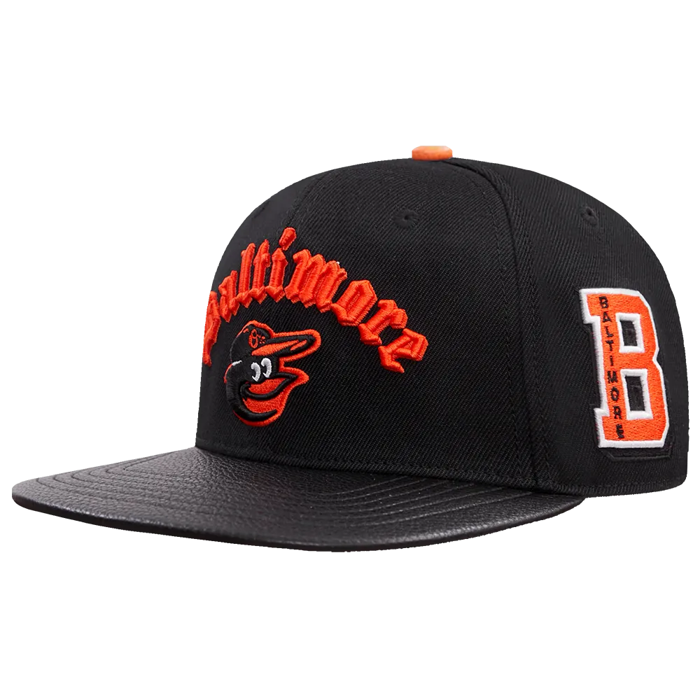 MLB BALTIMORE ORIOLES OLD ENGLISH UNISEX 6 PANEL LEATHER STRAPBACK (BLACK)