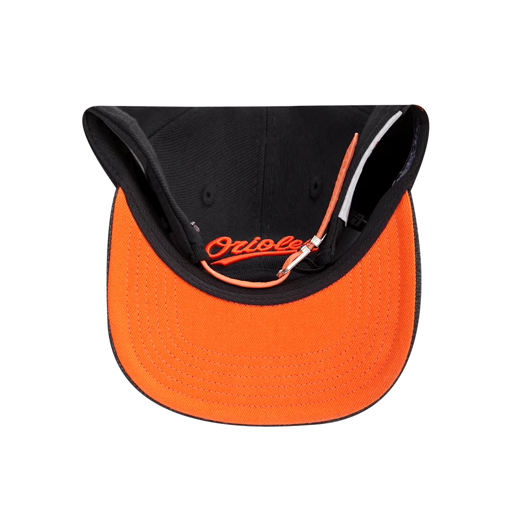 MLB BALTIMORE ORIOLES OLD ENGLISH UNISEX 6 PANEL LEATHER STRAPBACK (BLACK)