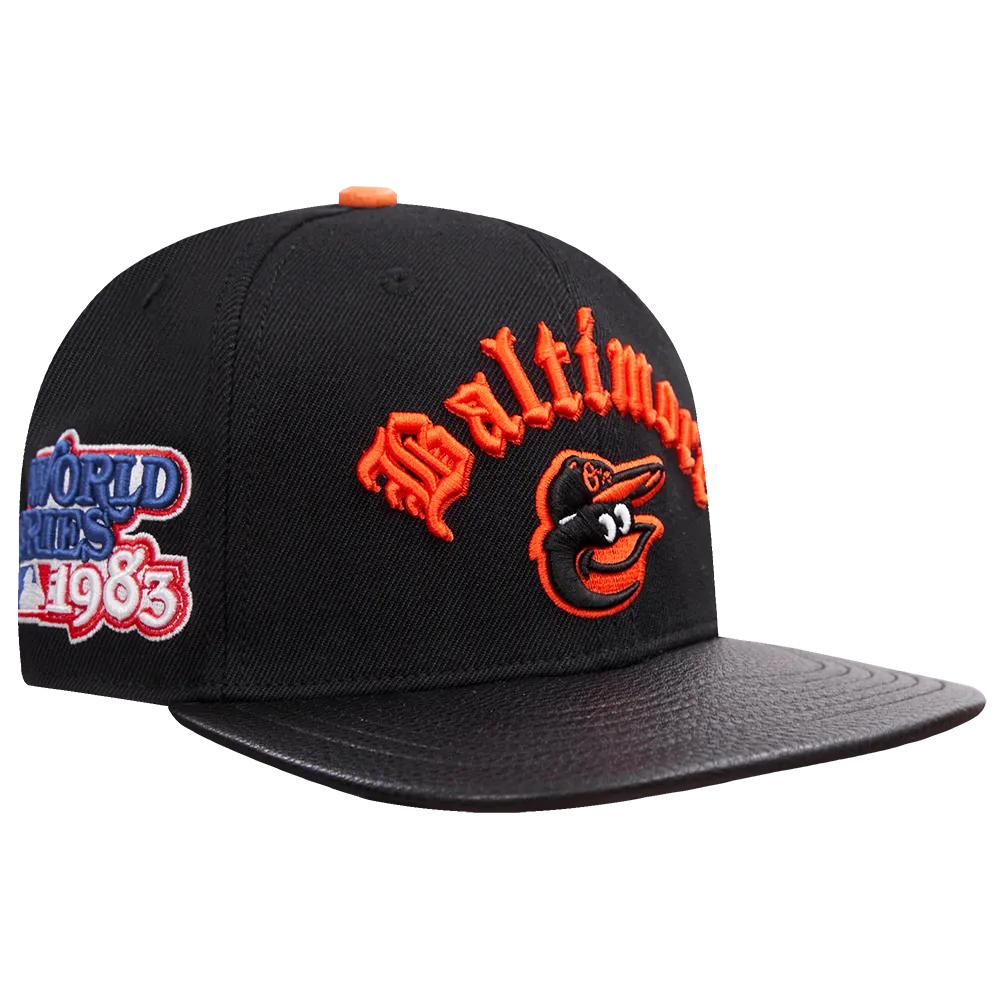 MLB BALTIMORE ORIOLES OLD ENGLISH UNISEX 6 PANEL LEATHER STRAPBACK (BLACK)