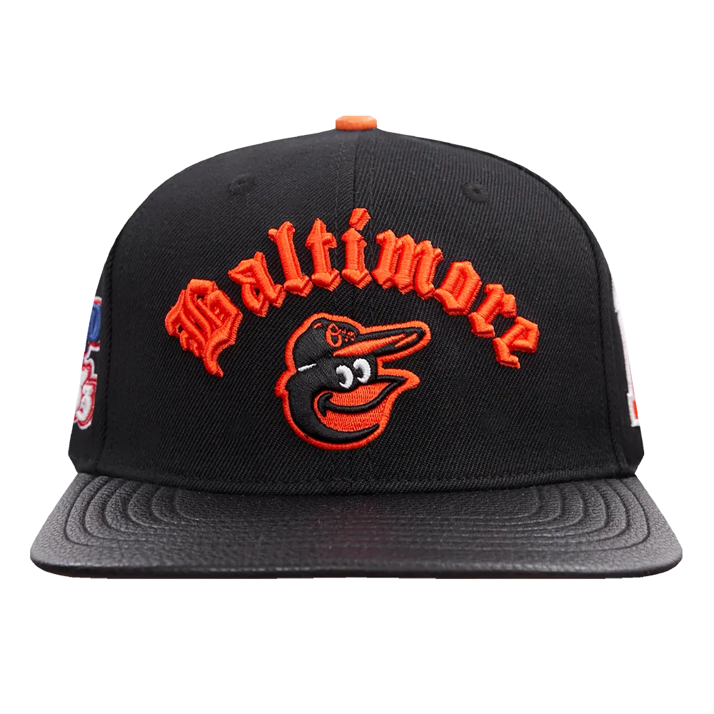 MLB BALTIMORE ORIOLES OLD ENGLISH UNISEX 6 PANEL LEATHER STRAPBACK (BLACK)