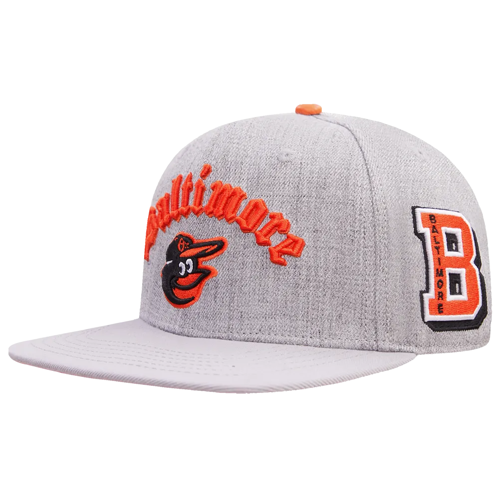 MLB BALTIMORE ORIOLES OLD ENGLISH UNISEX 6 PANEL LEATHER STRAPBACK (HEATHER GREY)