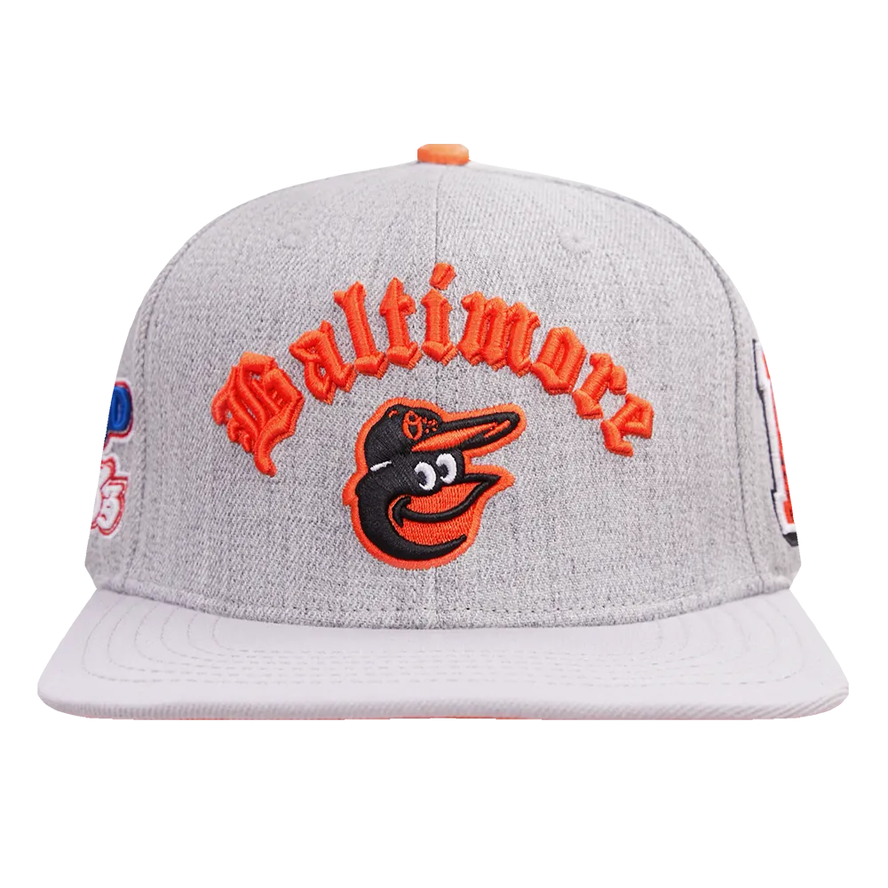 MLB BALTIMORE ORIOLES OLD ENGLISH UNISEX 6 PANEL LEATHER STRAPBACK (HEATHER GREY)