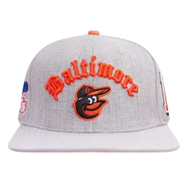 MLB BALTIMORE ORIOLES OLD ENGLISH UNISEX 6 PANEL LEATHER STRAPBACK (HEATHER GREY)